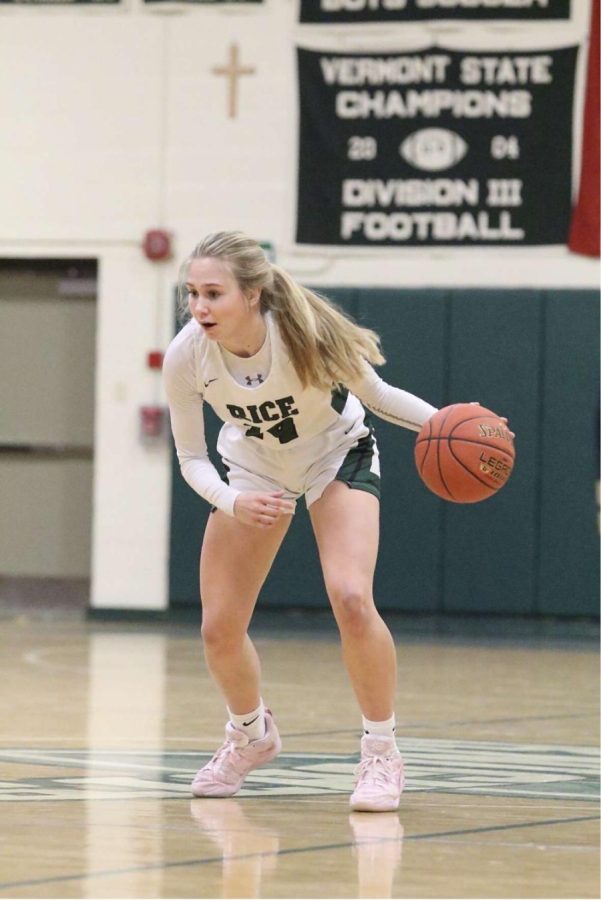 Kelli Cieplicki playing basketball. (Photo/Kelli Cieplicki)